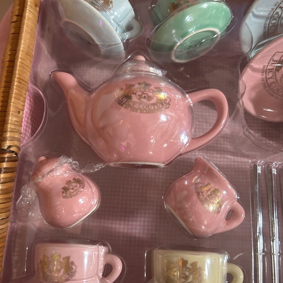NWT JUICY COUTURE TEA PARTY SET FOR 4 IN WICKER BASKET VERY RARE SEE DETAILS - Picture 5 of 11